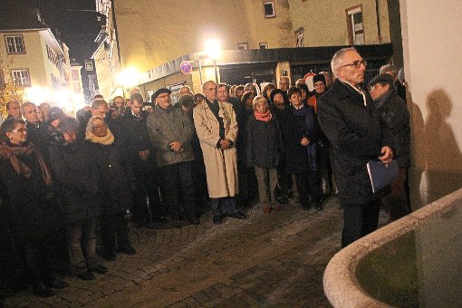 Die Gedenkfeier zur Reichspogromnacht fand am Sonntagabend vor dem Brunnen in der Villinger Gerberstraße statt.  Foto: Heinig Foto: Schwarzwälder-Bote