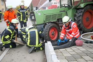 Die Nordstetter Feuerwehr musste bei ihrer Übung einen Traktor anheben, um eine eingeklemmte Person zu befreien.  Foto: Tischbein Foto: Schwarzwälder Bote