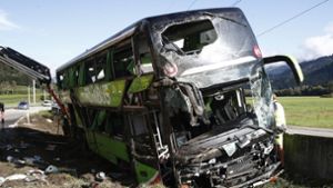 Reisebus kommt von Straße ab – eine Tote und viele Verletzte