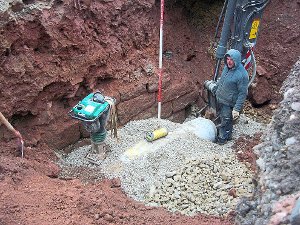 Bei der Verlegung der Abwasser-Druckleitung ist in mehr als vier Metern Tiefe ein altes Mauerwerk freigelegt worden.  Foto: Mikulcic Foto: Schwarzwälder-Bote