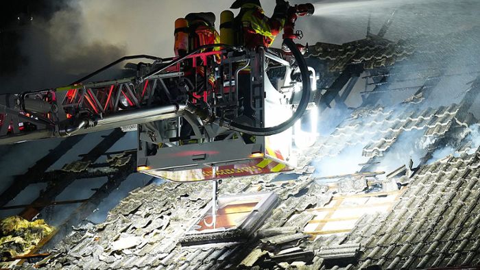Feuerwehr rettet Bewohnerin aus brennendem Haus in Wachendorf