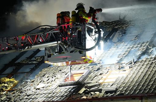 Löschangriff über die Drehleiter - das Dach ist nahezu offen, der Dachstuhl abgebrannt. Foto: Morlok
