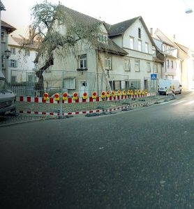 Die weiträumigen Absperrungen am Gebäude Waldtorstraße 12 könnten bis zum Narrentag entfernt sein. Foto: Nädele