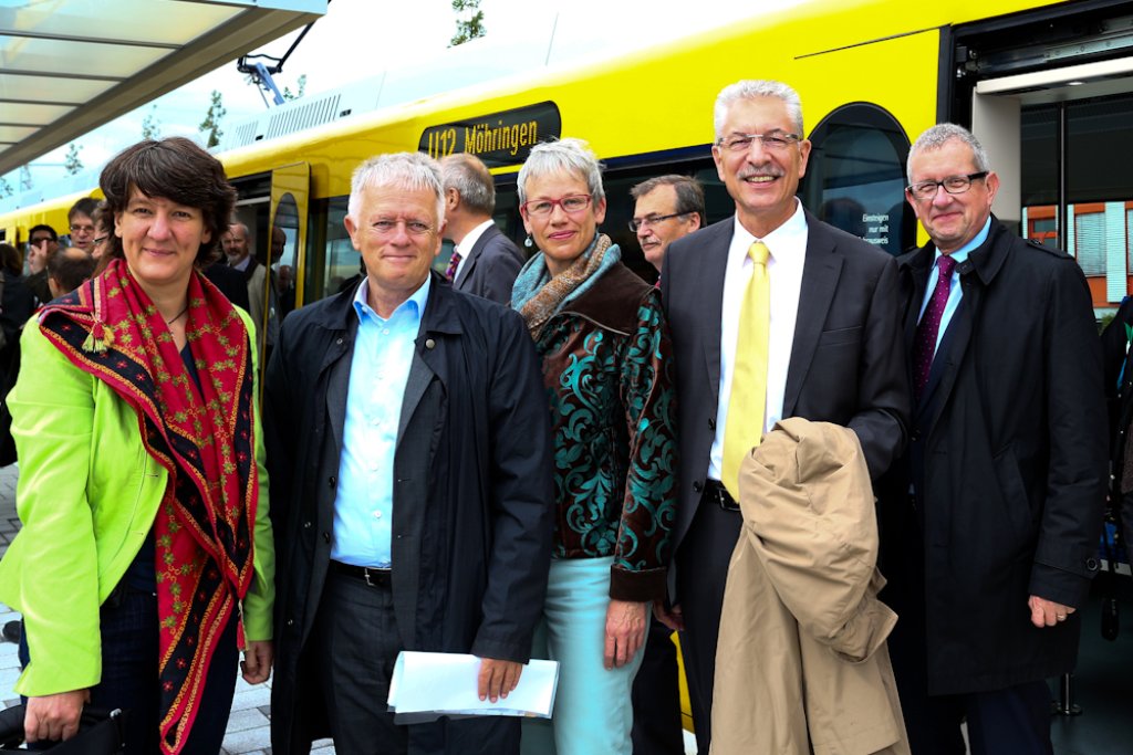 Auf der Jungfernfahrt der U12 zum Hallschlag war auch Stuttgarts Oberbürgermeister Fritz Kuhn (zweiter von links) mit von der Partie.