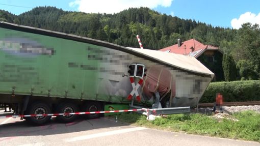 Ein Güterzug war am Mittwoch an einem Bahnübergang mit dem Lastwagen kollidiert. Foto: Kamera 24