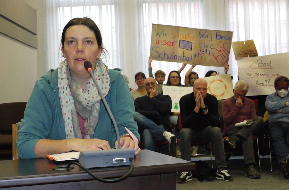 Die Wortführerin der Protestierenden: Tina Czerwonka am Mikrofon im Großen Sitzungssaal Foto: Eyrich