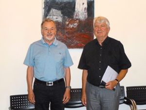 Franz Kook  (links) und Bürgermeister Siegfried Scheffold haben im Rathaus über das Geschäftsjahr 2019 der Bürgerstiftung Hornberg berichtet.Foto: Kornfeld Foto: Schwarzwälder Bote