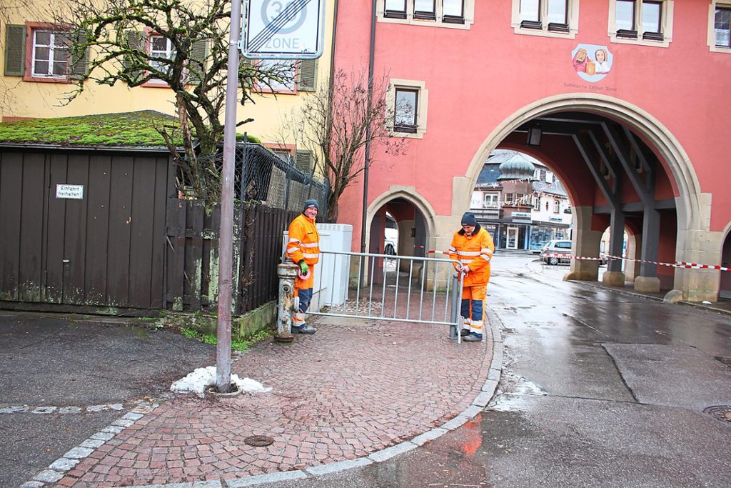 Vom Maienländer Tor wehte es Dachziegel herunter. Um die Fußgänger nicht zu gefährden, sperren die Bauhofmitarbeiter Dietmar Blessing (links) und Lothar Trenkle den Bereich vorsichtshalber ab.