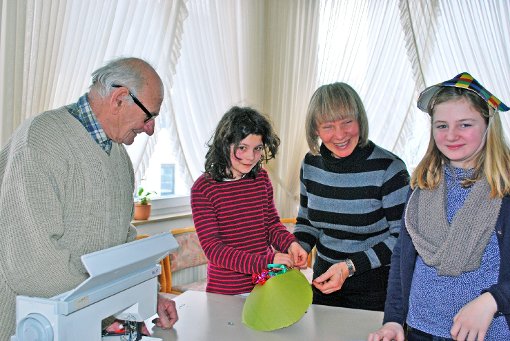Beim Kreativtag in der Begegnungsstätte für ältere Menschen in Schömberg macht das Nähen mithilfe von Hans Barth (links) oder Angelika Lipinski (Mitte) so richtig Spaß. Foto: Fisel Foto: Schwarzwälder-Bote