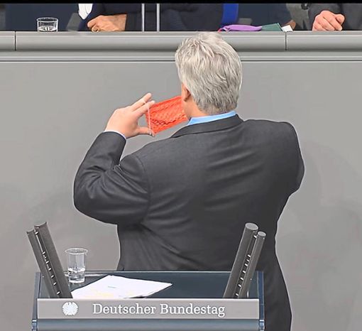 Die Maske des Anstoßes: Thomas Seitz mit seinem Mund-Nasen-Netz im Bundestag. Foto: Bender/ZDF