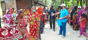 Mitarbeiter der aus Balingen unterstützten Organisation Mati verteilen Mundschutzmasken an die Bevölkerung in Bangladesch.Foto: Mati Foto: Schwarzwälder Bote
