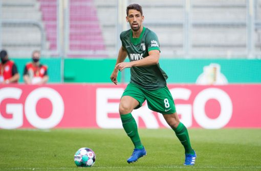 Augsburgs Rani Khedira in Aktion. Khedira verlässt den FC Augsburg im Sommer. Foto: dpa/Tom Weller