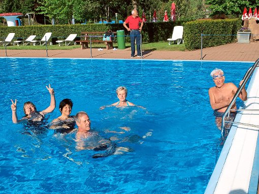 Die  ersten Badegäste im Höfener Freibad hatten sichtlich Spaß. Foto: Ziegelbauer Foto: Schwarzwälder-Bote