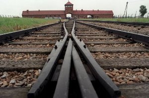 In der Zeit zwischen 1941 und 1943 soll ein 93-Jähriger Aufseher im Konzentrationslager Auschwitz gewesen sein - jetzt hat die Staatsanwaltschaft Stuttgart Anklage gegen den Mann erhoben. Foto: dpa