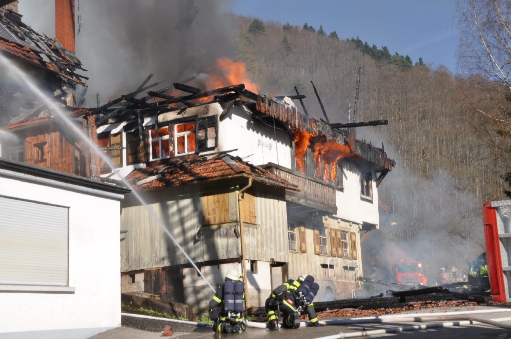 Das Gebäude in der Kirnbacher Talstraße brannte fast vollständig nieder. Foto: Adler