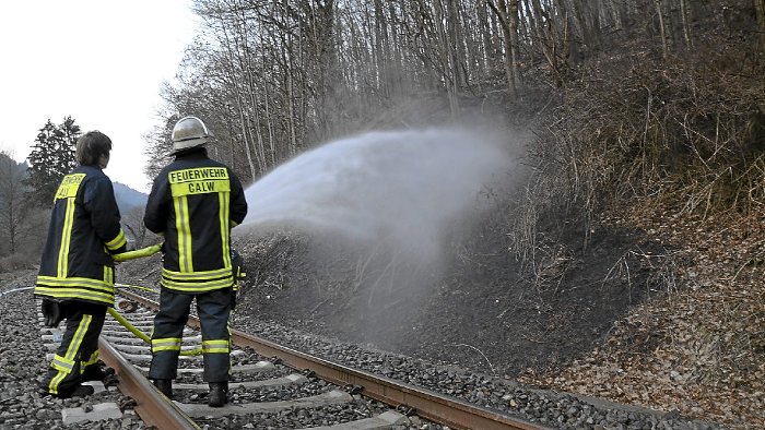 Feuer unterbricht Bahnverkehr