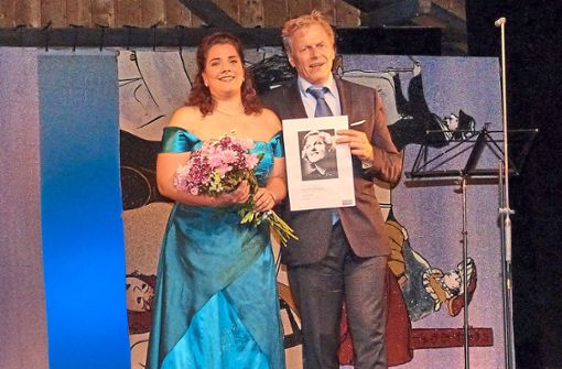 Mezzosopranistin Diana Haller  wurde von Intendant und Festspielleiter Jochen Schönleber mit dem Inge-Borkh-Gedächtnispreis ausgezeichnet. Foto: Bechtle