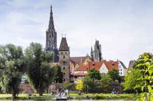 Der Turm des weltbekannten Ulmer Münsters gilt mit 161,53 Metern als der höchste Kirchturm der Welt (Archivbild). Foto: imago images/Arnulf Hettrich