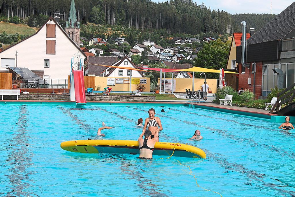 Der Umgang mit dem Rettungsbrett macht Spaß und ist ein gutes Training für die Jugendlichen im Vöhrenbacher Schwimmi.