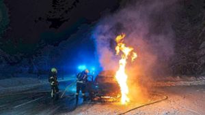 Feuerwehr löscht brennendes Auto