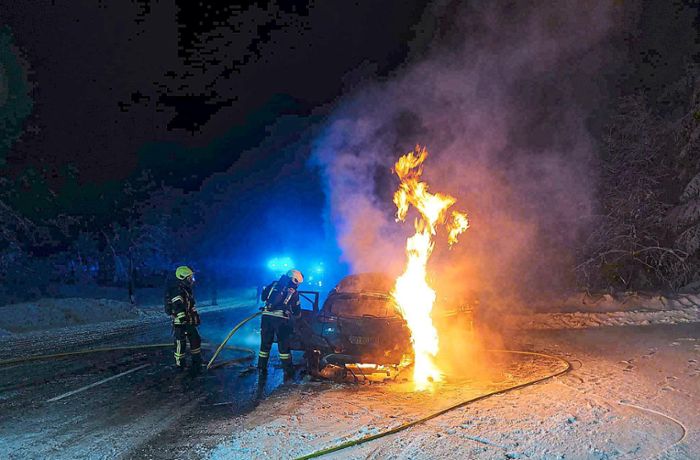Einsatz in Kniebis: Feuerwehr löscht brennendes Auto