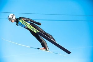 Skispringen ist vor dem Pauken:  Für Luca Roth endet eine ereignisreiche Saison – neben Weltcup-Punkten ergatterte der Meßstetter Bronze bei der WM. Foto: Eibner