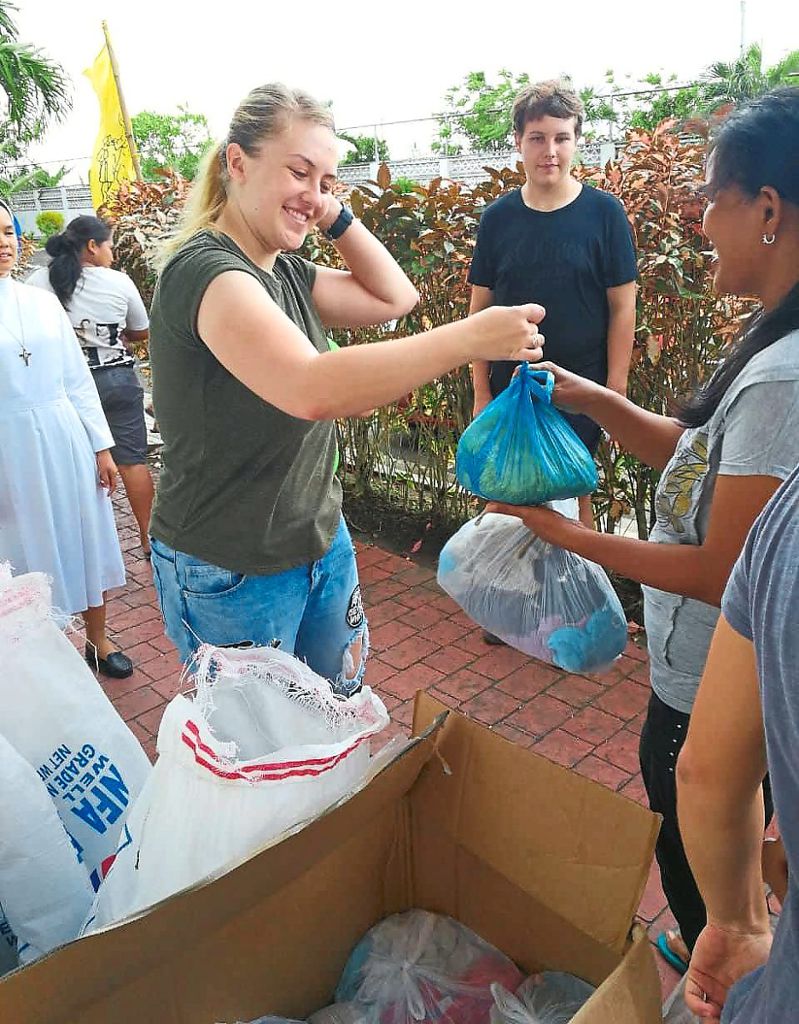 Die Helfer um Mareike Dannemann verteilten die Reispakete an die Bedürftigen.