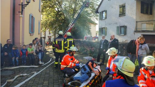 Personen aus dem Pfarrhaus retten und trotz enger Straße den Brand bekämpfen:  Die Münchweierer Feuerwehrabteilung stand bei der Übung vor keiner leichten Aufgabe. Foto: Decoux