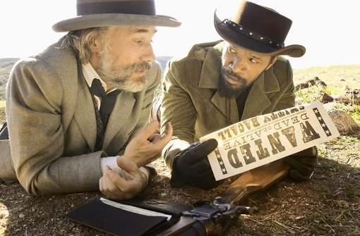 Dr. King Schultz (Christoph Waltz, links) und Django (Jamie Foxx) in „Django Unchained“. Klicken Sie sich in unserer Bildergalerie durch die schönsten Filmszenen.   Foto: © 2012 Sony Pictures Releasing GmbH Foto:  