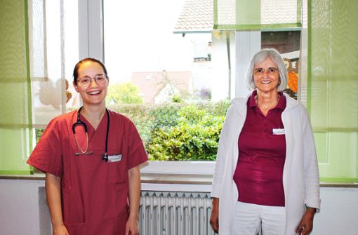 Christine Ringwald (links) und Brigitte Kneer arbeiten zusammen im frisch gegründeten MVZ Kinder- und Jugendmedizin in Meßstetten. Foto: Fleiner