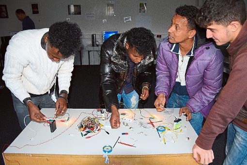 Flüchtlinge und deutsche Schüler des Gymnasiums Meßstetten haben miteinander experimentiert. Foto: Seng Foto: Schwarzwälder-Bote