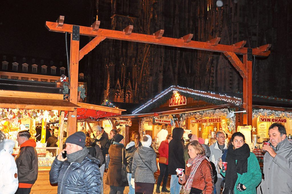 Besonders beliebt bei den Besuchern sind die Markstände vor der monumentalen Fassade des Straßburger Münsters.