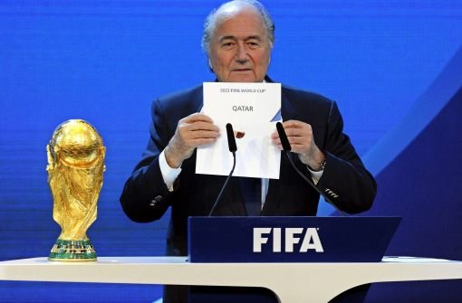Joseph Blatter setzt auf eine Verbesserung der Bedingungen für die Gastarbeiter im WM-Land Katar. Foto: dpa