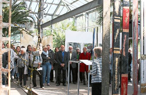 Monika Will führt in die Ausstellung, unter anderem mit Bildern von Reinhold Vollmer  (Mitte), ein.  Fotos: Vollmer Foto: Schwarzwälder-Bote