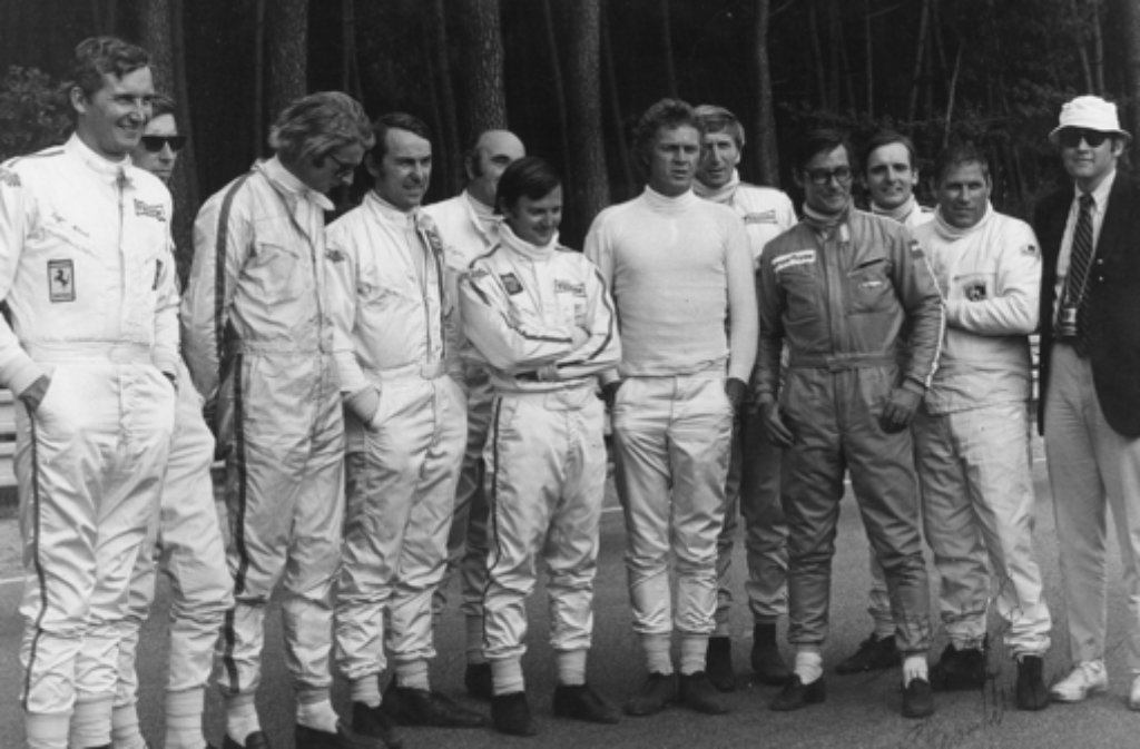 Das Renn-Team von „Le Mans“ mit Steve McQueen (6. v. r.), Herbert Linge (2. v. r.) und Co-Pilot Jonathan Williams (links neben McQueen). David Piper (hinter Williams) verlor beim Dreh einen Fuß. Foto: Porsche AG