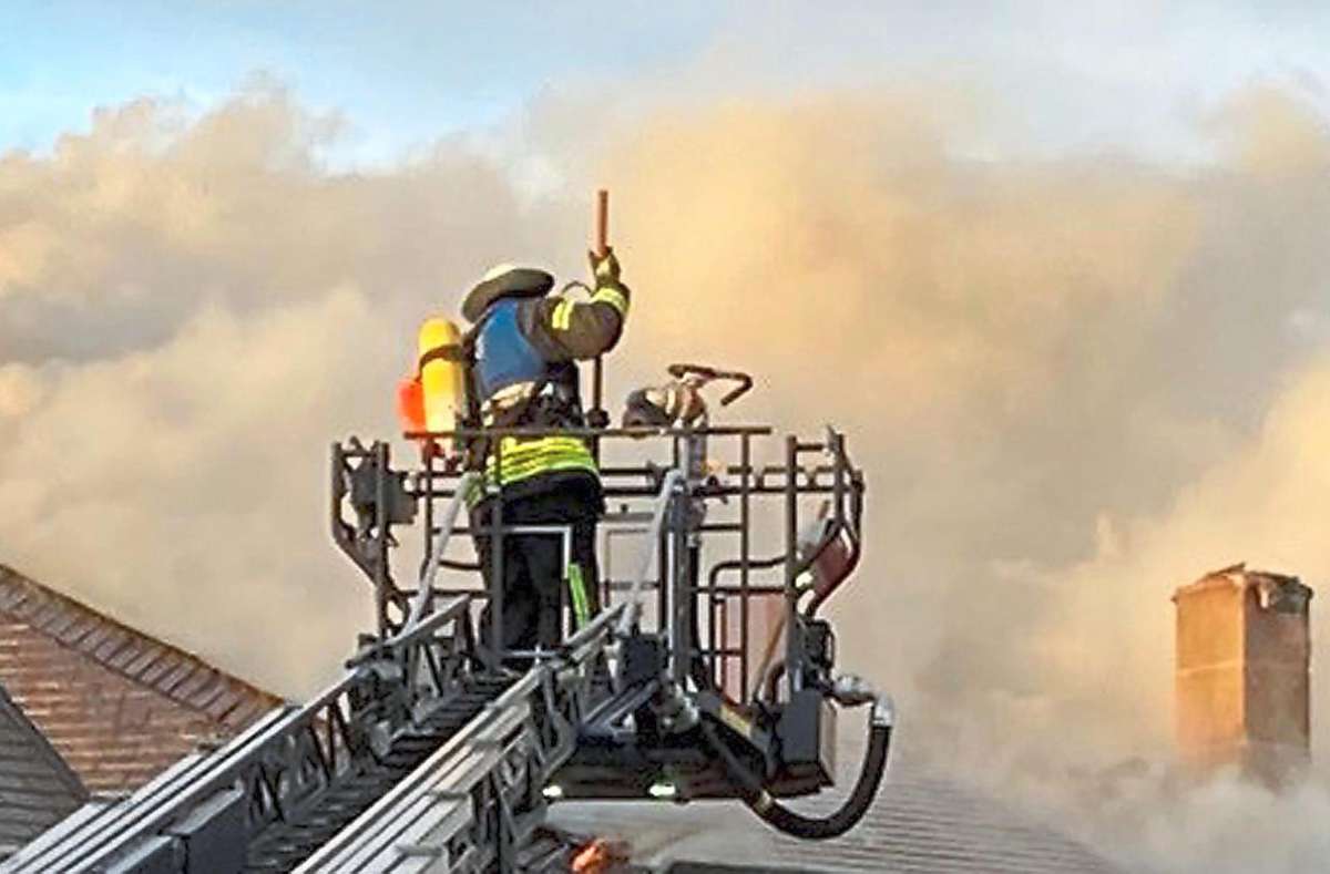 Funken schlagen aus Kamin: Feuerwehr Tennenbronn kontrolliert  mit Messgeräten  Temperatur