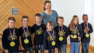 Im Anschluss an die individuellen Beiträge erhielten die Jungmusiker personalisierte Medaillen. Foto: MV Wiesenstetten