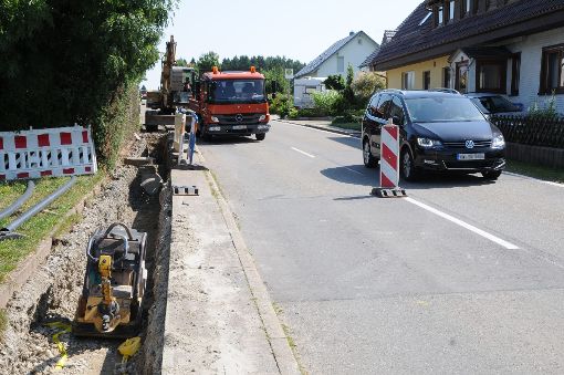 Im Gehweg verläuft neben Versorgungsleitungen auch die Erschließung von Locherhof mit Erdgas.  Foto: Ziechaus Foto: Schwarzwälder-Bote