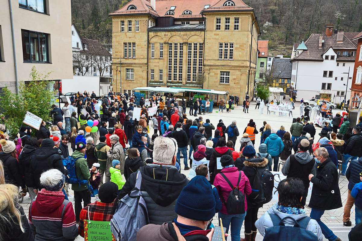 Über 200 Teilnehmer hatten sich zu einer Anti-Corona-Demonstration am Samstag in Schramberg auf dem Rathausplatz eingefunden. Dort gab es eine Kundgebung mit mehreren Rednern. Foto: Fritsche
