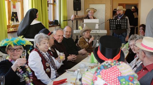 Schunkeln mit Beistand aus dem Kloster: Die Rexinger Senioren feierten ihre Fasnet im katholischen Gemeindehaus.  Foto: Wagner Foto: Schwarzwälder-Bote