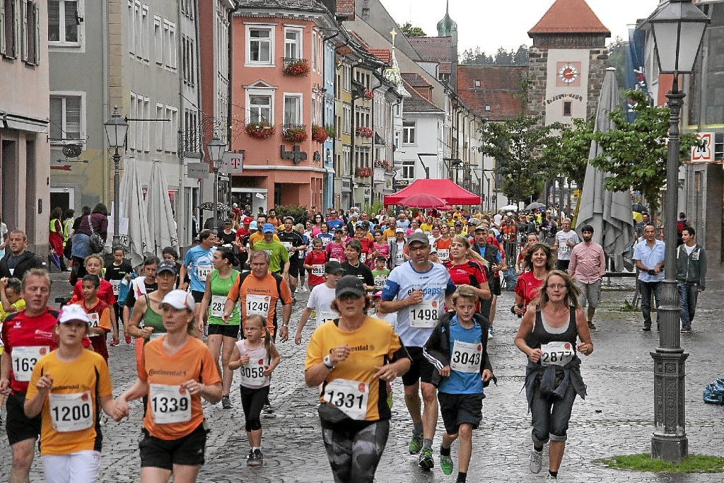 Knapp 2000  Läufer nahmen gestern am neunten Stadtlauf von Volksbank und Caritas zu Gunsten der guten Sache teil.  Foto: Heinig