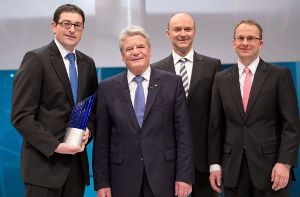 Bundespräsident Joachim Gauck (2.v.l) verleiht in Berlin den Deutschen Zukunftspreis an Jens König, Dirk Sutter und Stefan Nolte (von links). Der Preis ist mit 250.000 Euro dotiert. Foto: dpa