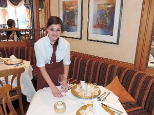 Schülerin Tanja Jäckle schaut sich im Hotel Bosse die Berufe Hotelfachfrau und Restaurantfachfrau näher an und sammelt erste praktische Erfahrungen.  Foto: Karl-Brachat-Realschule Foto: Schwarzwälder-Bote