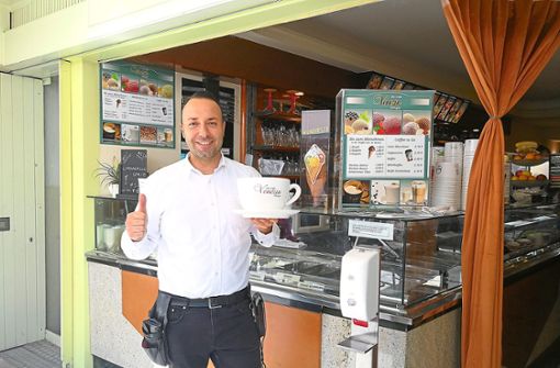 Francesco Pugliese vom Café Venezia zeigt den Daumen hoch - das Sommergeschäft läuft. Foto: Kreidemeier