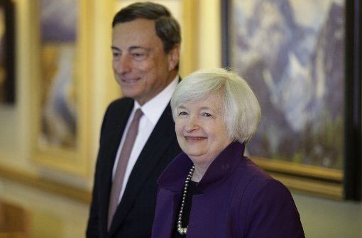 Der EZB-Chef Mario Draghi und die Fed-Chefin Janet Yellen agieren bisher weitgehend unabhängig. Für die Fed – wer auch immer sie künftig führen wird – könnte sich das nach dem Amtsantritt Trumps ändern. Foto: AP Photo