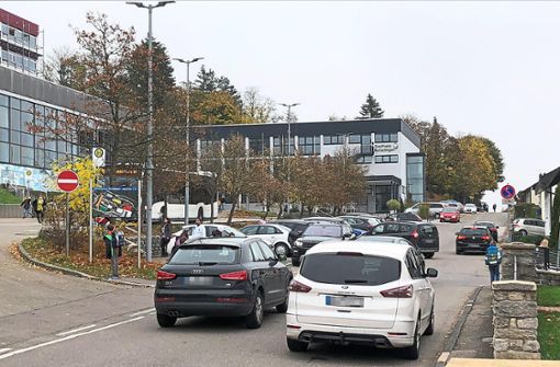 Schulverbund, Verwaltung und der Gesamtelternbeirat lehnen weitere Parkplätze in der Albstraße vor dem Schulzentrum ab. Foto: Rapthel-Kieser