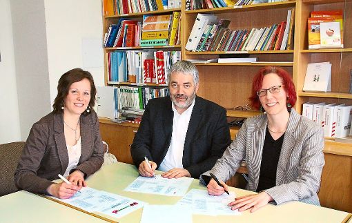Andrea Lauble (links), Jörg Westermann und Sandra Uhlich unterschreiben den Kooperationsvertrag zum Projekt Werde Weltfairänderer. Foto: Hübner Foto: Schwarzwälder-Bote