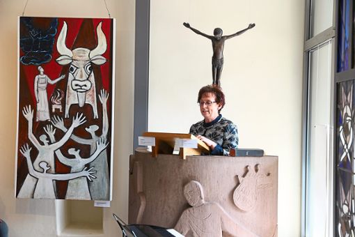 Kuratorin Ingrid Helber führt in die neue Uhrig-Ausstellung ein. Links: Das Bild vom Tanz ums goldene Kalb Fotos: Steinmetz Foto: Schwarzwälder Bote
