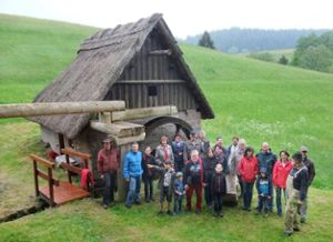 Die Mooswaldmühle als Besuchermagnet. Michael Holderied (Zweiter von rechts mit Hut) bot fachkundige Führungen an.  Foto: Borho Foto: Schwarzwälder-Bote