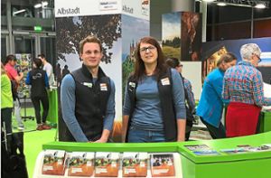 Jana Bombarding und Stefan Fischer vertreten den Albstadt Tourismus auf der CMT in Stuttgart. Foto: Bombarding